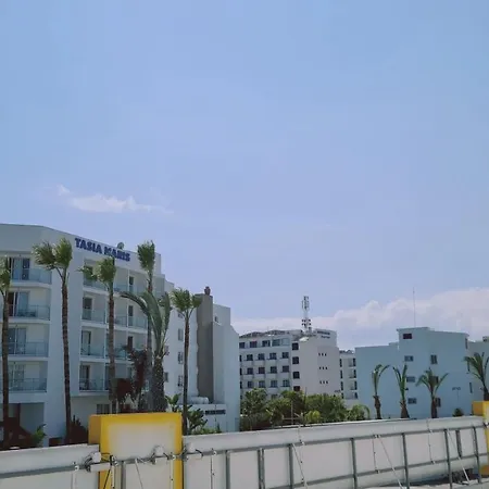 Nissi Avenue 3 *